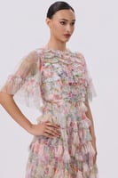 فستان بطبقات التول ونقشة الزهور