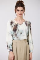 بلوزة ساتان بثنيات ناعمة