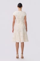 فستان أبيض ميدي بورود بارزه | فستان أنيق للمناسبات