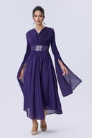 فستان بنفسجي بأكمام كاب واسعة وحزام خصر