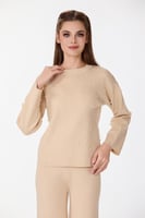 طقم صوف مع اكسسوار اللؤلؤ