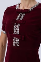 فستان مخملي عنابي بتفاصيل فخمة