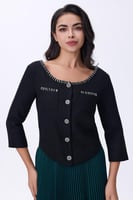 بلوزة سوداء بأزرار وتطريز متباين أنيق