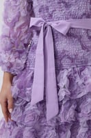 فستان بنفسجي ميدي بطبقات وورود باكمام