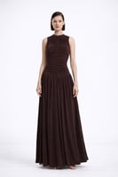 فستان طويل بني بتفاصيل كسرات