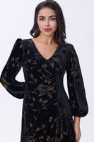 فستان أسود مخمل