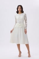 فستان دانتيل أبيض بأزرار أمامية وقصة ناعمة