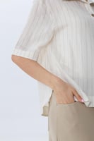 بلوزة بيج مخططة بأكمام قصيرة