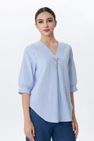 بلوزة مخططة بياقة V وإكسسوار ذهبي