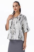 بلوزة بطبعة مموجة