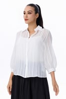 بلوزة بيضاء مخططة بأكمام منفوخة