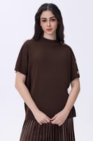 بلوزة بنية بأزرار جانبية أنيقة