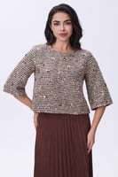 بلوزة بيج بتطريز ناعم ولمسة براقة