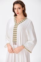 جلابية كتان كلاسيكية بتقليم ذهبي