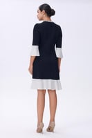 فستان أسود بأطراف بيضاء وياقة مرصعة بالأحجار