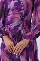 فستان فوشي بنقشة فنية وأكمام شفافة