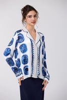 بلوزة ساتان أزرق بياقة مميزة