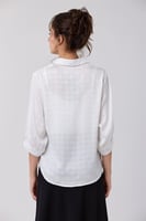 بلوزة ساتان اوف وايت بنقشة بارزة