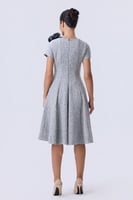 فستان قصير مزين بوردة بارزة