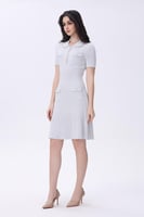 فستان شتوي أبيض قصير بأزرار ذهبية وياقة كلاسيكية