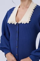 فستان أزرق بياقة بيج وأزرار أمامية