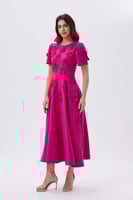 فستان فوشي بتطريز الورد