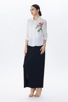 بلوزة أبيض بطبعة ورد