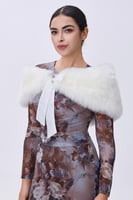 شال ابيض بفرو ناعم وربطة ساتان