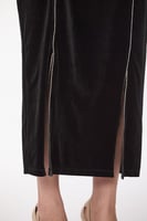 فستان مخمل مع اكسسوار