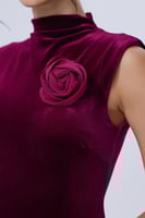 فستان مخملي قصير بزهرة على الصدر