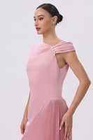 فستان ميدي وردي بجانب بليسيه