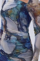 فستان بنقشة فنية متعددة الألوان