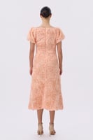 فستان روز خوخي بتطريز بارز