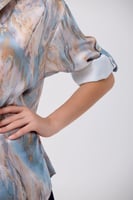 بلوزة ساتان بالوان مموجة