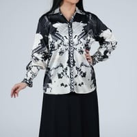 بلوزة ساتان بنقشة عصرية