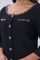 بلوزة سوداء بأزرار وتطريز متباين أنيق