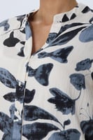 بلوزة بطبعة الورد الأزرق