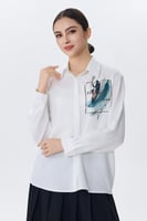 بلوزة بيضاء بجيـب مطبوع