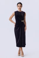 فستان مخملي بني باكسسوار معدني