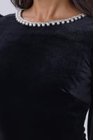 فستان أسود مخملي بتفاصيل لؤلؤية عند الياقة