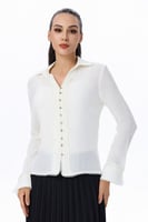 بلوزة بتفاصيل دانتيل