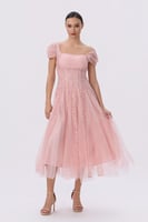 فستان وردي ناعم بتفاصيل تول حالمة