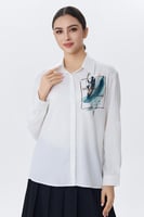 بلوزة بيضاء بجيـب مطبوع