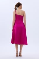 فستان كريب بقصات بارزة