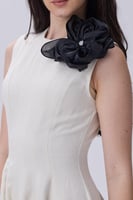 فستان بيج أنيق بدون أكمام