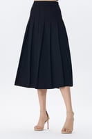 تنورة ميدي سوداء بكسرات أمامية