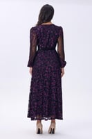 فستان دانتيل أسود مطرز بالأرجواني مع حزام خصر