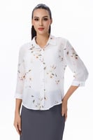 بلوزة قطن بيضاء بنقشة أزهار ناعمة