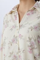 بلوزة ساتان بطبعة أزهار وأزرار أمامية