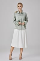 قميص ساتين باللون الاخضر الفاهي